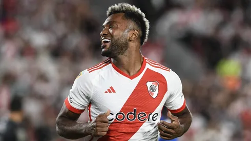 Miguel Ángel Borja celebrando un gol con River.