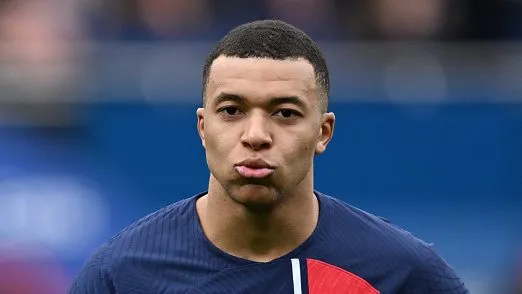 Pese a ingresar desde el banco, Mbappé terminó luciendo la cinta de capitán ante Reims.