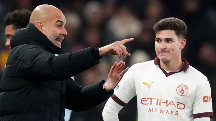 Pep Guardiola y Julián Álvarez en Manchester City.