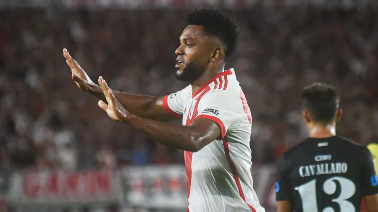 Miguel Borja con la camiseta de River.