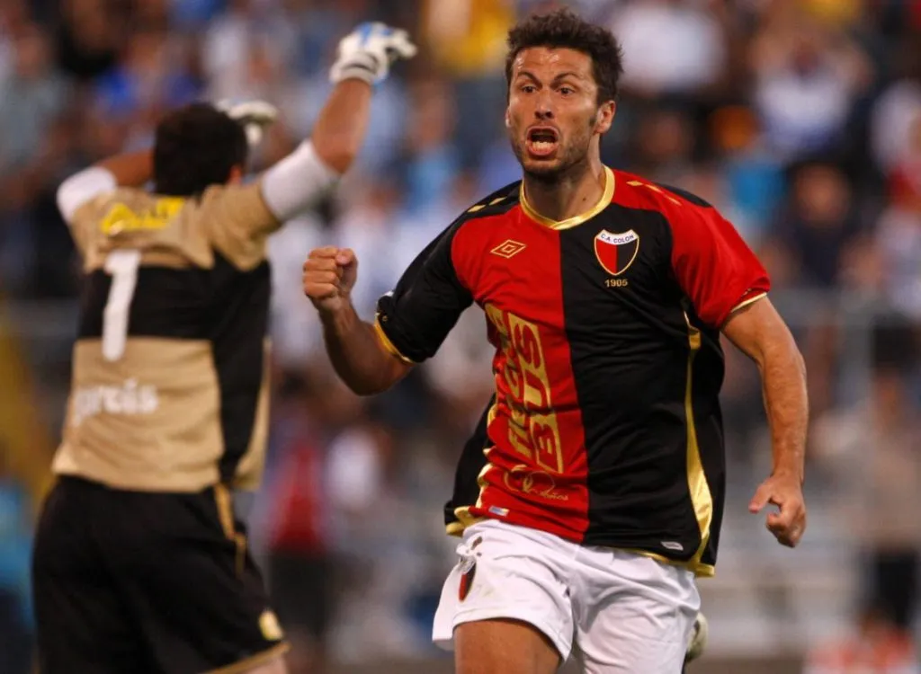 Si bien cerró su carrera en Huracán, su paso por Colón lo dejó como uno de los referentes del Sabalero en los últimos años.