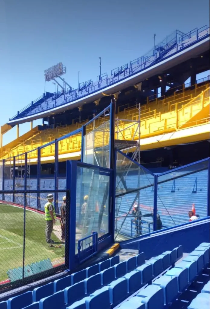 Boca reduce la altura de los alambrados en la popular sur. (Foto: Juanma Ovanecio, colaborador del Depto. de Socios)