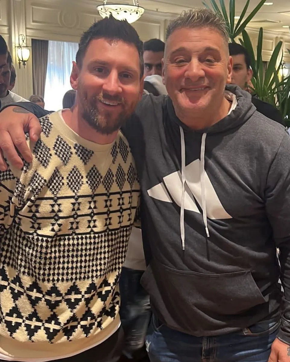 Conserva una camiseta de Messi con el número 18, una rareza.