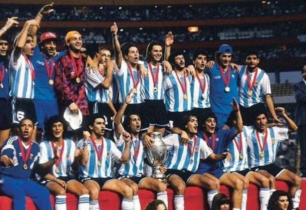 García abrazando a Batistuta tras obtener la Copa América 93, la última hasta la del 2022.