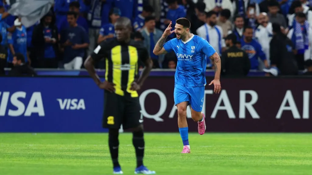 El festejo de Mitrovic y la decepción de Kanté (Getty Images).