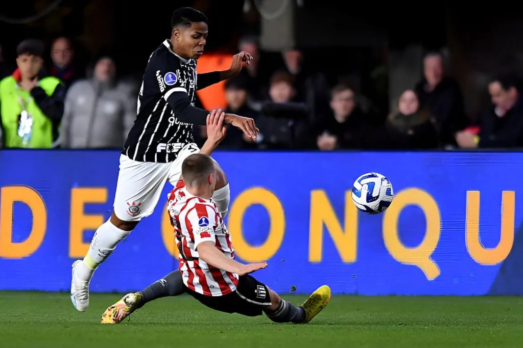 Ascacibar, el león en la mitad de cancha de Estudiantes.