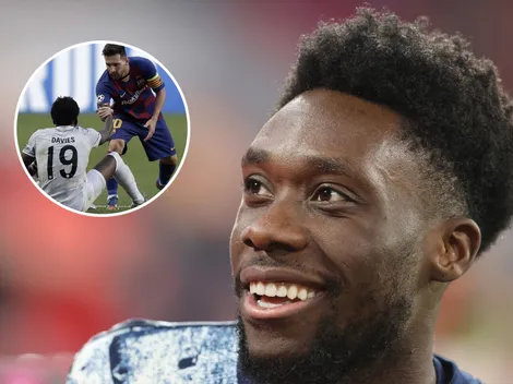 Alphonso Davies reveló una foto inédita con Messi que tiene enmarcada en su habitación