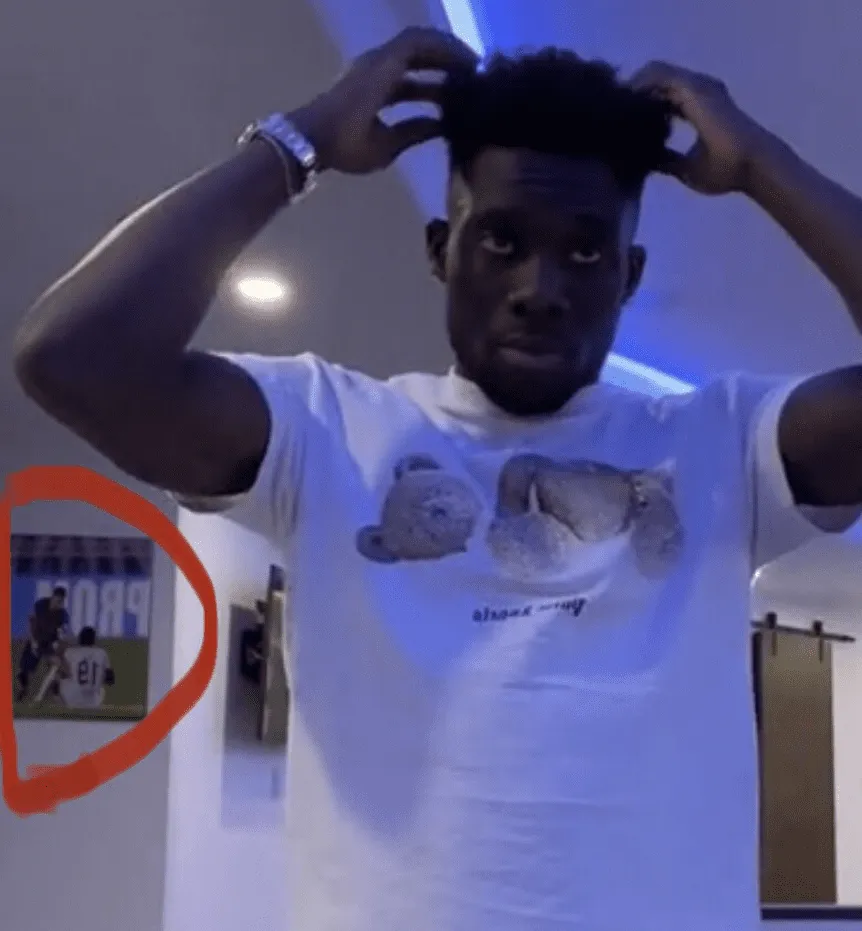 La foto con Messi adorna la pared de la habitación de Alphonso Davies.