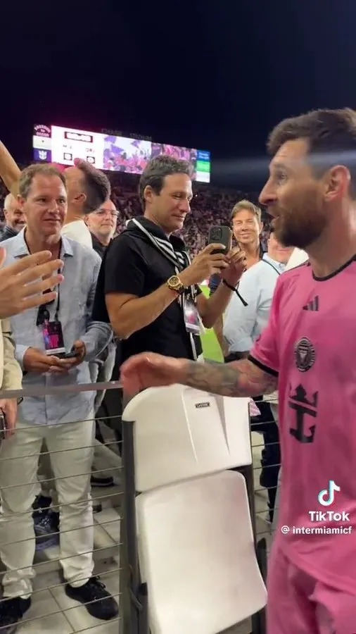 Brito, bien cerca de Messi. (Foto: @intermiamicf).