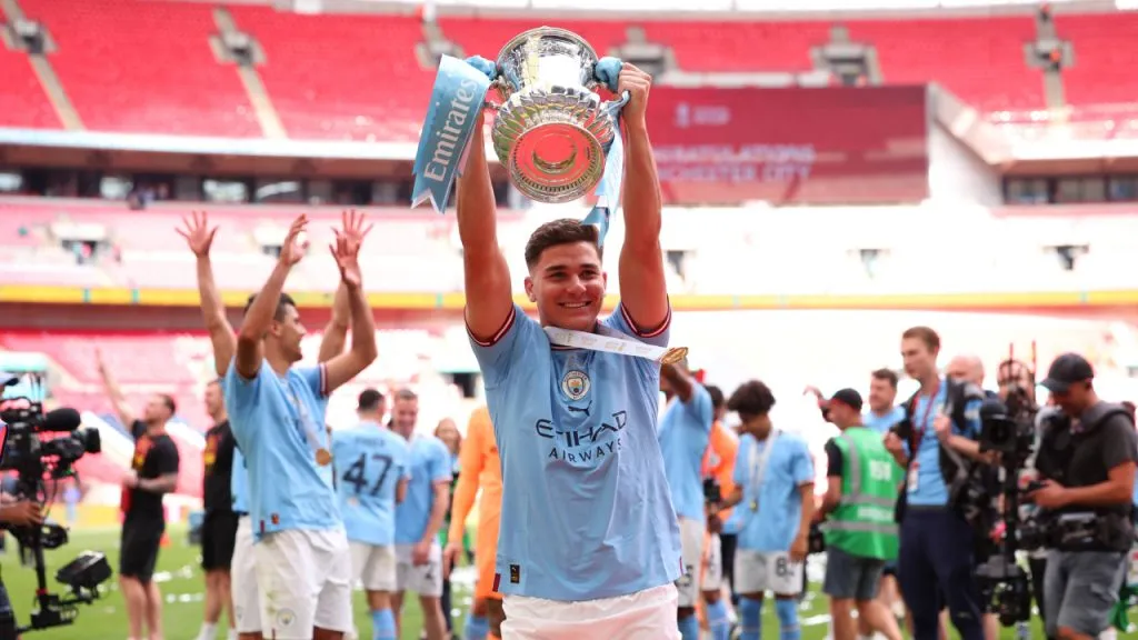 Julián Álvarez, levantando la FA Cup que Manchester City le ganó al United en 2023 (IMAGO / Action Plus).