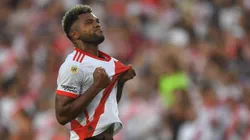 Miguel Borja celebrando un gol con la camiseta de River.