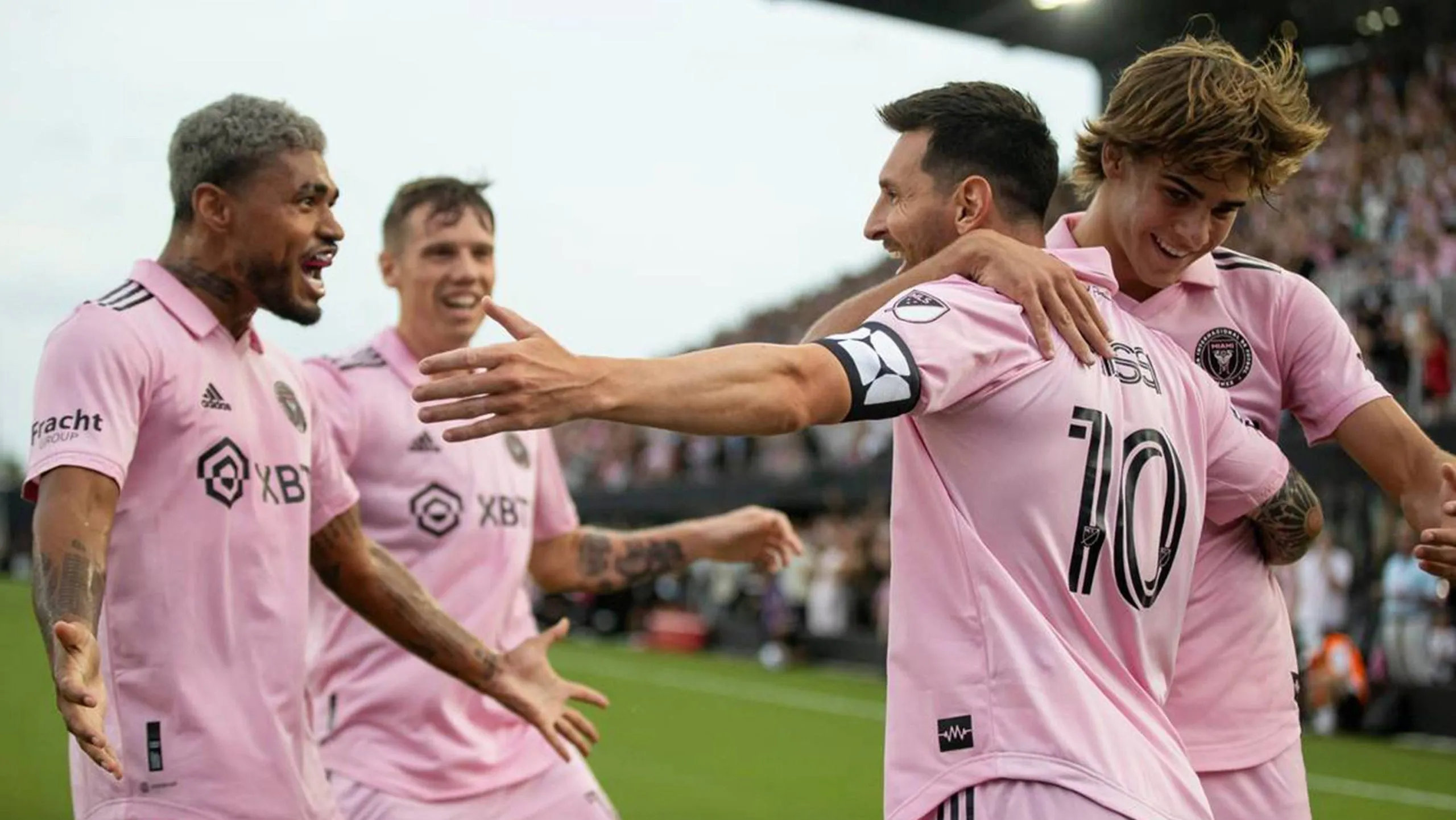 Benjamín Cremaschi junto a Lionel Messi en el Inter Miami.