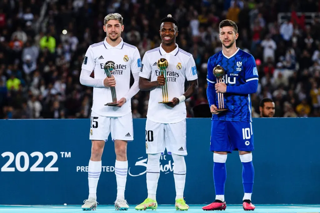 Luciano Vietto junto a Vinicius Juniors y Federico Valverde. (Foto:IMAGO / Sports Press Photo).