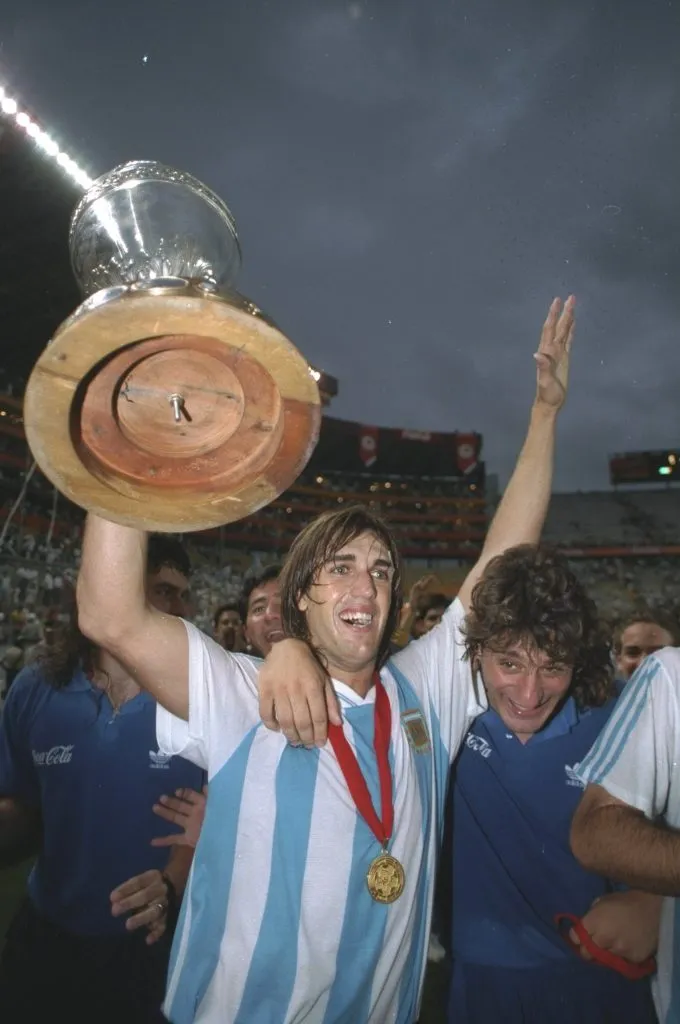 Gabriel Batistuta levantando la Copa América de 1993. (Foto: Getty)