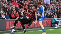 Marcos Senesi y el Colo Barco en disputa de la pelota en pleno Bournesmouth - Brighton