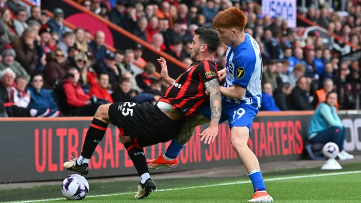 Marcos Senesi y el Colo Barco en disputa de la pelota en pleno Bournesmouth - Brighton