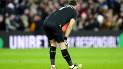 Dibu aguantó hasta el final del primer tiempo pero no pudo seguir.