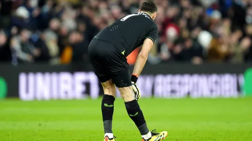 Dibu aguantó hasta el final del primer tiempo pero no pudo seguir.