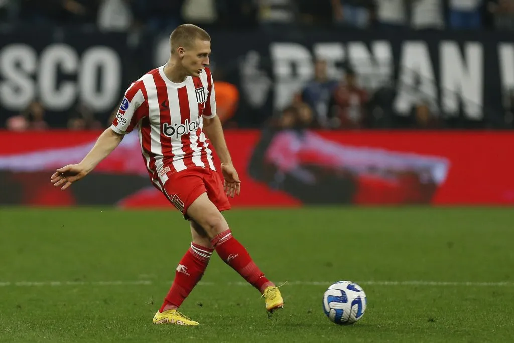 Santiago Ascacíbar con pelota dominada.