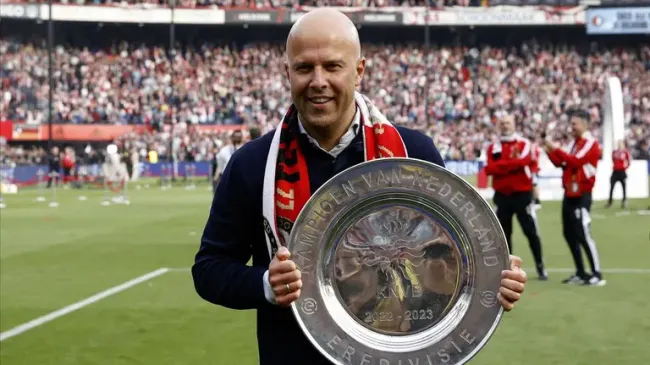 Arne Slot está frente al desafío más grande de su carrera futbolística.