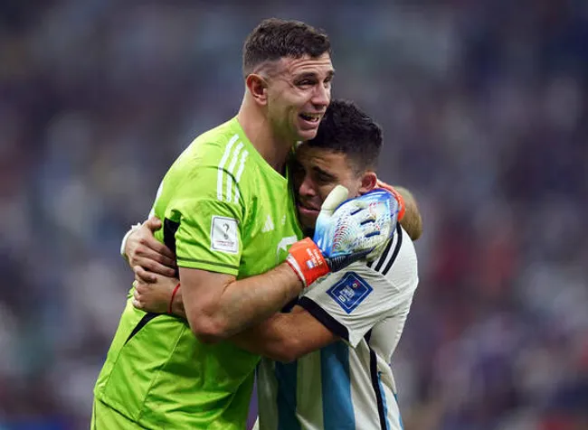 Acuña y Dibu casi juegan juntos en Aston Villa esta temporada.