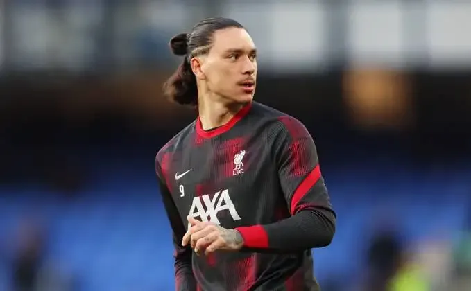 Darwin Núñez genera controversia entre los fanáticos y dirigentes en Liverpool.