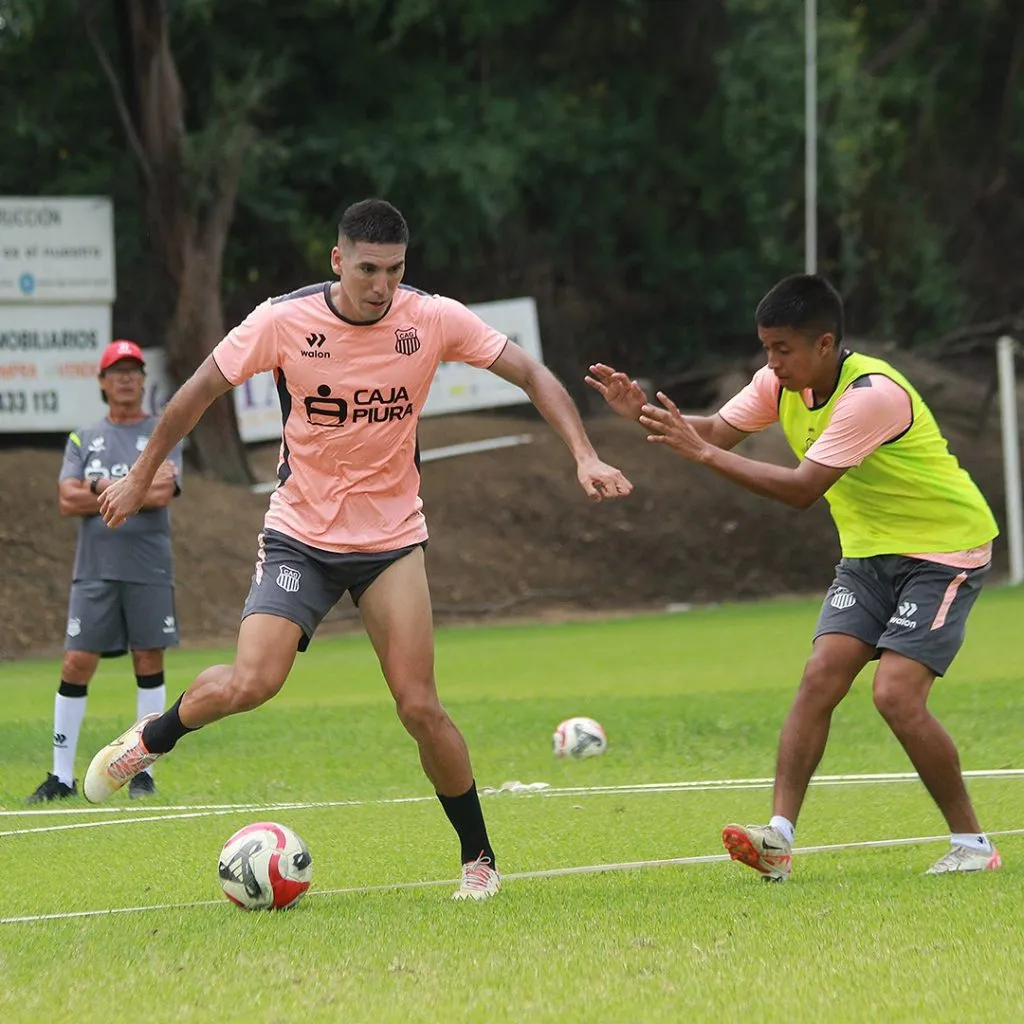 Comizzo, de fondo en la prácica de Atlético Grau. (Foto: Prensa Atlético Grau).