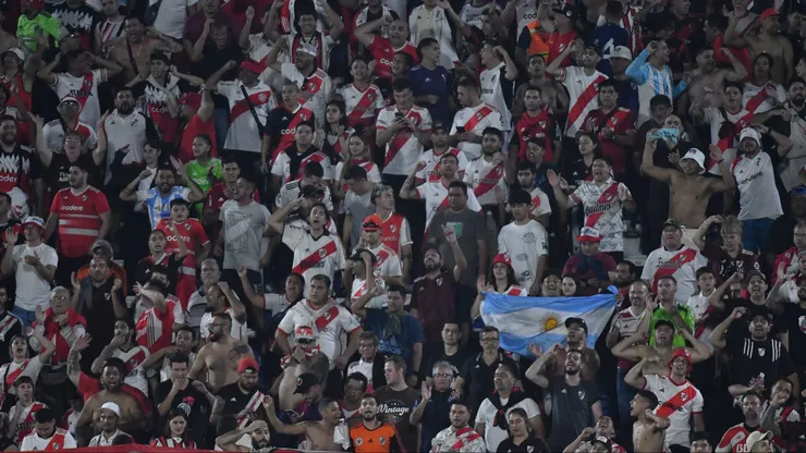 Los hinchas de River en el Defensores del Chaco.