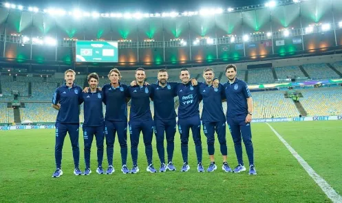 Matías Manna, a la derecha de Pablo Aimar. El analista de video se mostró a favor de la defensa de la universidad pública en Argentina