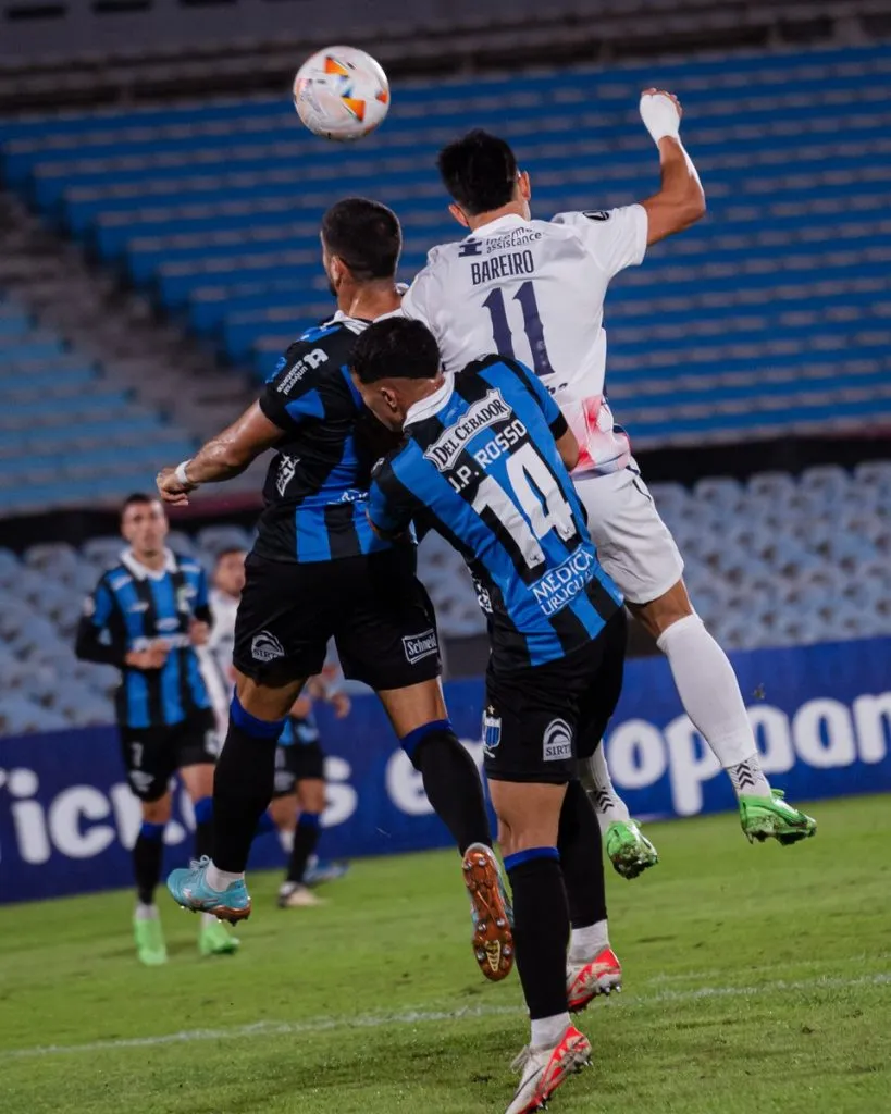 Liverpool y San Lorenzo disputando una pelota. (Foto: Prensa San Lorenzo)