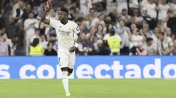 El delantero del Real Madrid cargó a un rival.