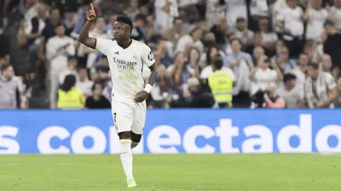 El delantero del Real Madrid cargó a un rival.