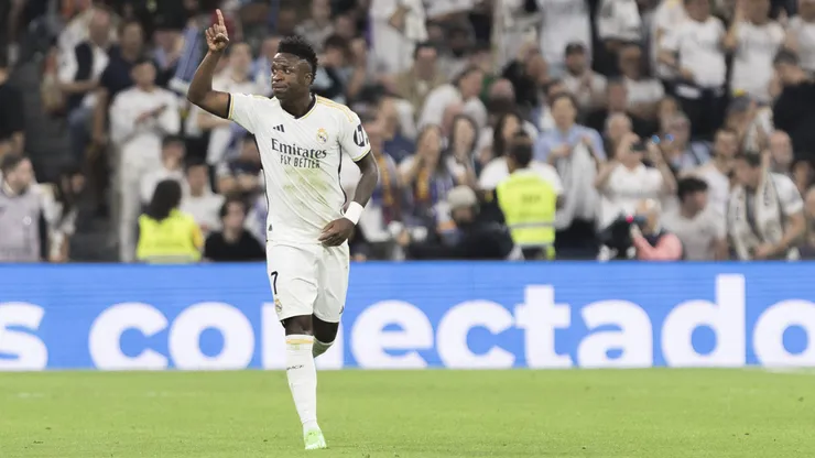 El delantero del Real Madrid cargó a un rival.