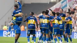 Luis Advíncula junto a sus compañeros en Boca.