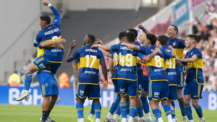 Luis Advíncula junto a sus compañeros en Boca.