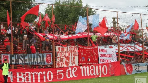 La hinchada de Defensores de Cambaceres.