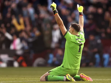 VIDEO | Tras ser suspendido por UEFA, Dibu Martínez tuvo un atajadón en el triunfo de Aston Villa ante Bournemouth