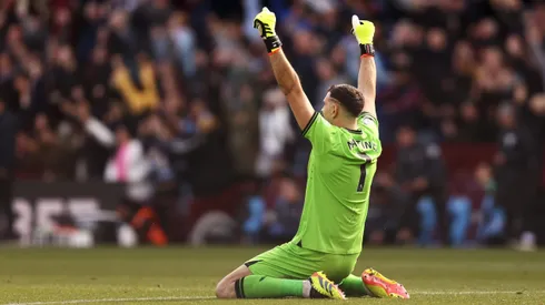 VIDEO | Tras ser suspendido por UEFA, Dibu Martínez tuvo un atajadón en el triunfo de Aston Villa ante Bournemouth
