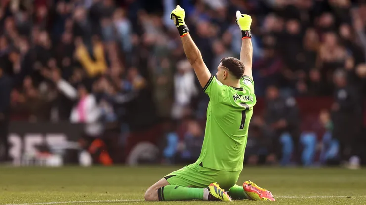 VIDEO | Tras ser suspendido por UEFA, Dibu Martínez tuvo un atajadón en el triunfo de Aston Villa ante Bournemouth