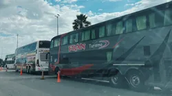 Los micros de River, al costado de la ruta.