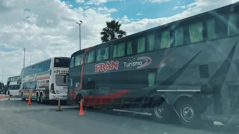 Los micros de River, al costado de la ruta.