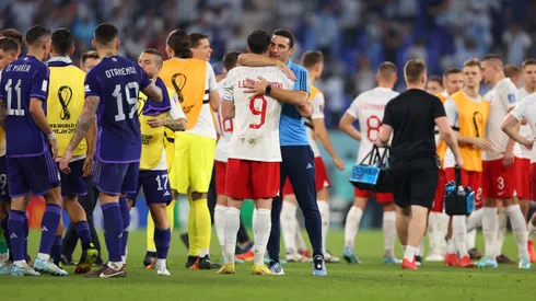 Saludo entre Robert Lewandowski y Lionel Scaloni.