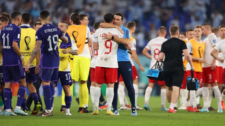 Saludo entre Robert Lewandowski y Lionel Scaloni.