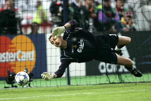 Jerzy Dudek en el momento más importante de su vida: el penal tapado ante Shevchenko. IMAGO / BSR Agency