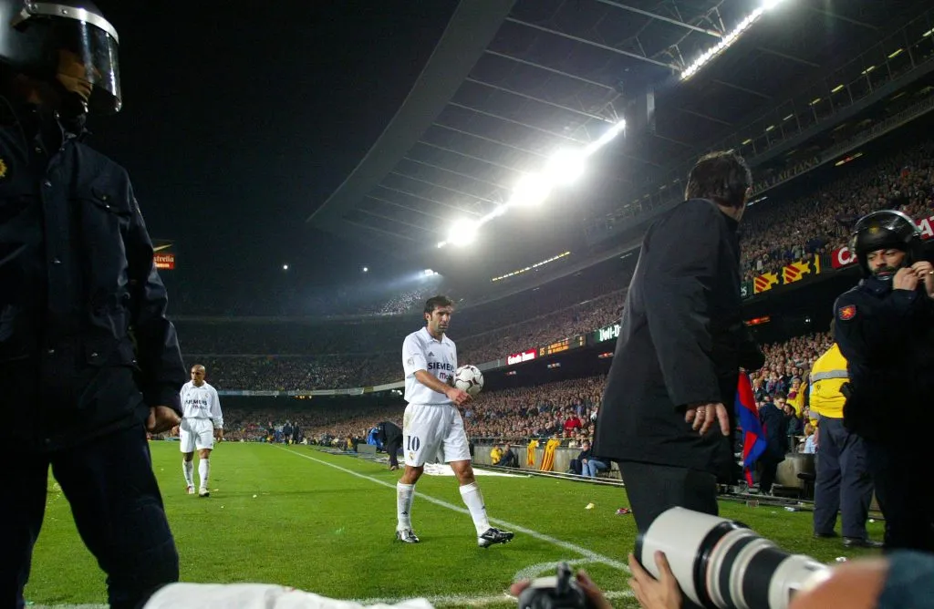 Figo antes de ejecutar un córner. (Foto. IMAGO).