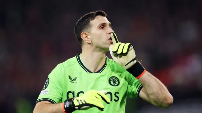 Dibu Martínez se lució ante Lille en cuartos de final. (Foto: IMAGO)