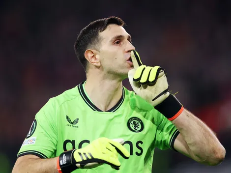 Dibu Martínez, afuera del XI ideal de la Premier League elegido por fanáticos