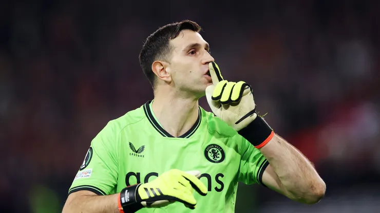 Dibu Martínez, afuera del XI ideal de la Premier League elegido por fanáticos