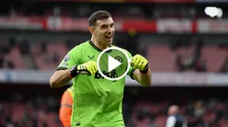 Dibu Martínez se lució en la tanda de penales de Aston Villa vs. Lille.