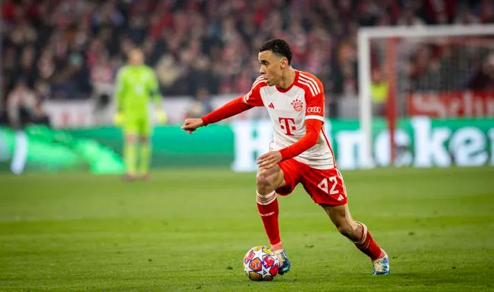 Jamal Musiala en acción.